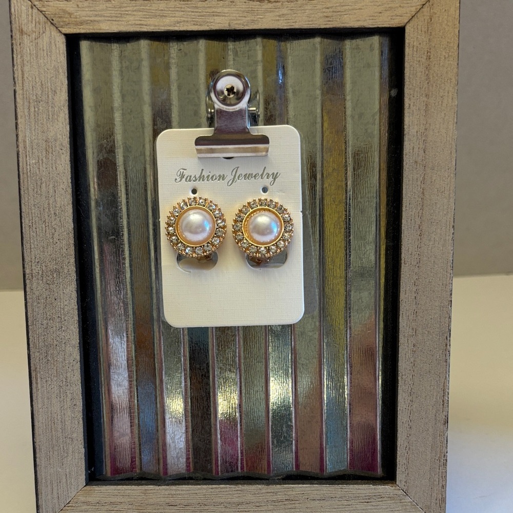 💕5/25💕Gold and Pearl CLIP ON Earrings